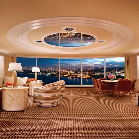 Encore Boston Harbor Everett Bagian luar foto The interior of a suite at Wynn