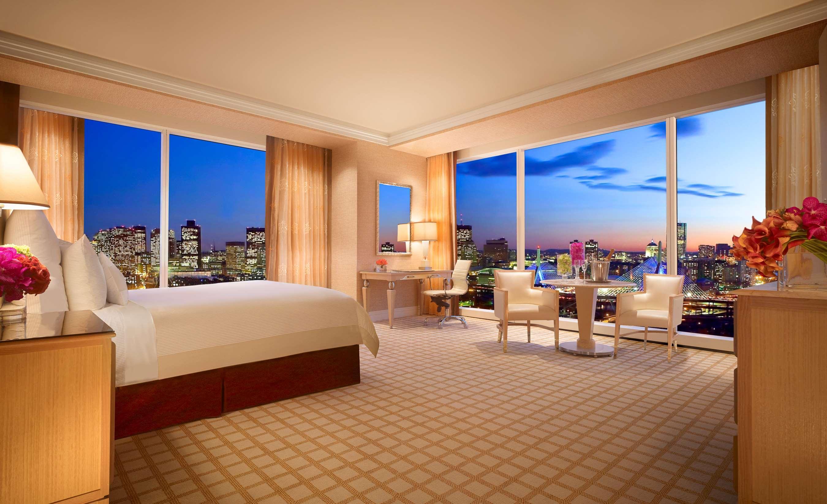 Encore Boston Harbor Everett Bagian luar foto A guest room at the Mandarin Oriental, New York